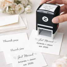 Schöne Just Married-Herzen in schwarzer Schrift