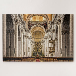 Schöne Kathedrale Innenraumszenen