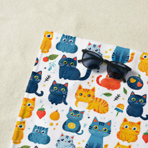 Schöne Kawaii Katzen, spielen mit weißem Spielzeug Strandtuch