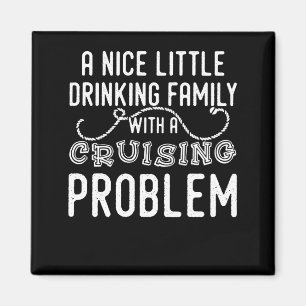 Schöne kleine Drinkfamilie mit einem Kreuzfahrtpr Magnet