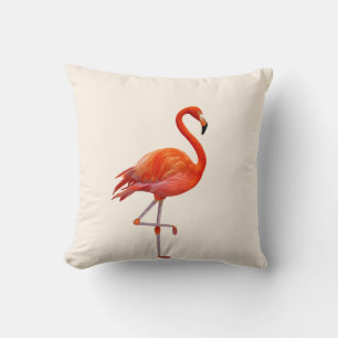 Schöne korallenrosa Flamingos auf hellsandfarbenem Kissen