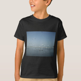 Schöne Krane, die über das Ballett der Natur flieg T-Shirt