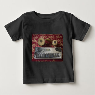 Schöne kreative Ecke: Musikalischer Teppich Baby T-shirt