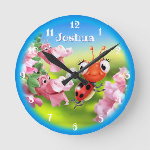 Schöne Ladybug im Blumengarten.Mittel Runde Wanduhr