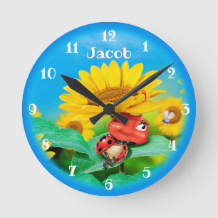Schöne Ladybug snoozing auf Sonnenblumen. M Runde Wanduhr