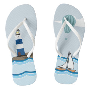 Schöne Landschaft mit Leuchtturm und Segelboot Flip Flops