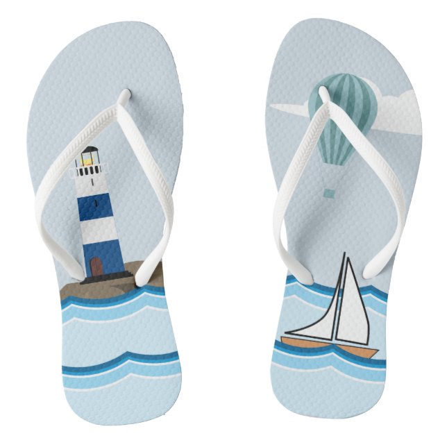 Schöne Landschaft mit Leuchtturm und Segelboot Flip Flops (Fußbett)