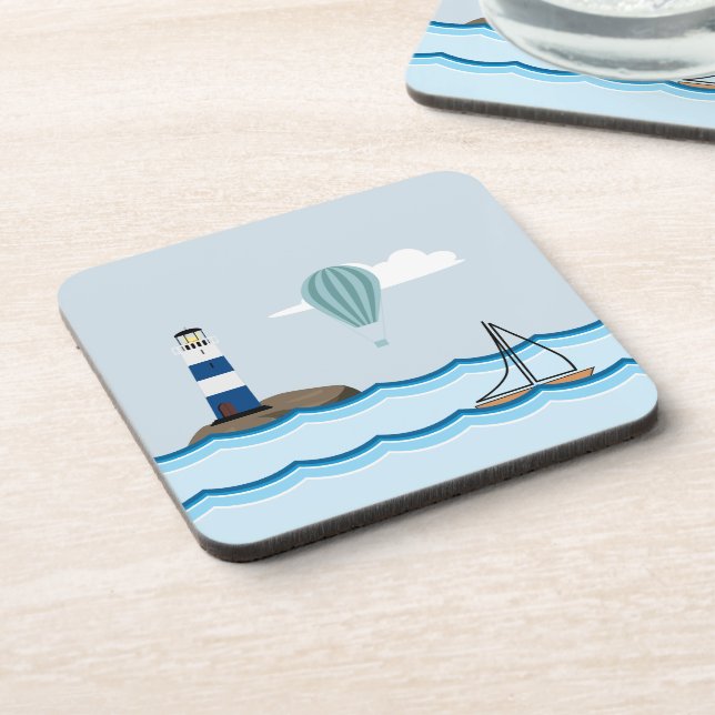 Schöne Landschaft mit Leuchtturm und Segelboot Getränkeuntersetzer (Linke Seite)