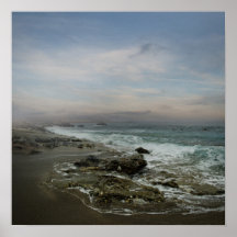 Schöne Landschaft mit Meer und dramatischer Himmel