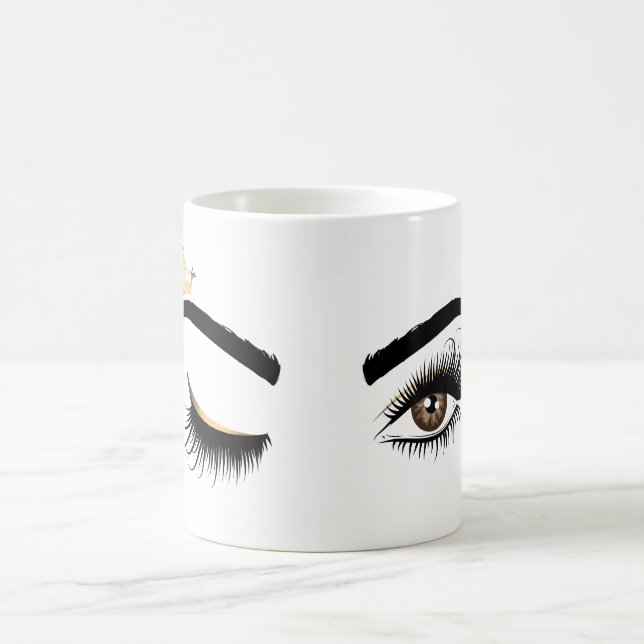Schöne lange Blitze winkende Augen mit Krone Kaffeetasse (Mittel)