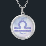 Schöne Libra Astrologie Signieren Personalisiert L Versilberte Kette<br><div class="desc">Diese hübsche lila und Lavendel Libra Halskette zeigt Ihr astrologisches Zeichen aus dem Zodiac in einem wunderschönen Funkeln wie den Sternbildern. Passen Sie dieses niedliche Geschenk mit Ihrem Namen in kursiver Schrift für jemanden an,  der Ende September oder Anfang Oktober Geburtstag hat.</div>