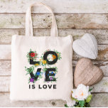 Schöne Liebe mit Blumen ist stolz auf die Liebe Tragetasche<br><div class="desc">Stolze Tasche mit LIEBE IS LIEBE in fett schwarzen Buchstaben mit Grün,  Beeren,  und Blume in rot,  orange,  gelb,  grün,  blau und lila,  inspiriert durch die Regenbogenfarben Fahne.</div>
