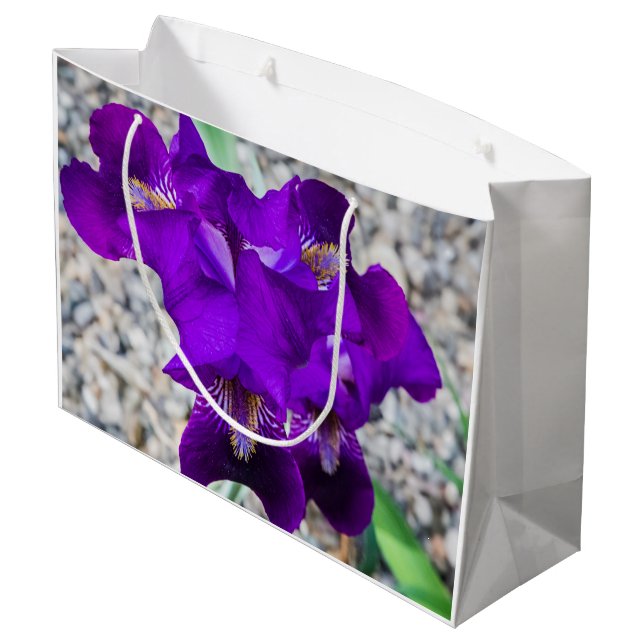 Schöne lila Iris Große Geschenktüte (Rückseite Schrägansicht)