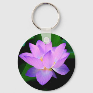 Schöne lila Lotus-Blume im Wasser Schlüsselanhänger