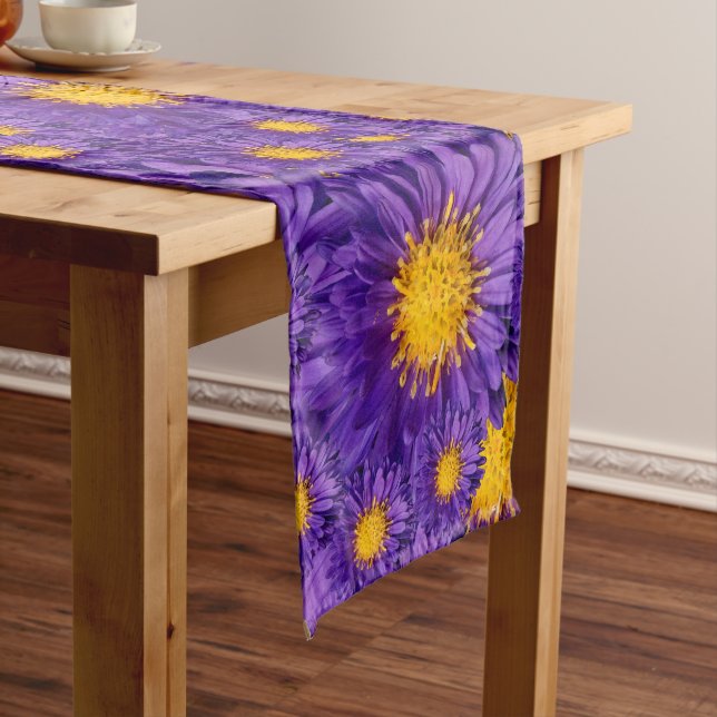 Schöne Lila Michaelmas Daisies Großer Tischläufer (Beispiel)