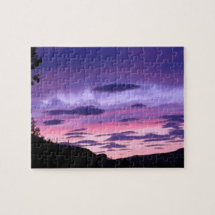 Schöne lila Sonnenuntergangs-Himmelwolken Natursze