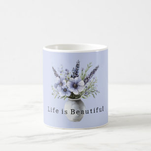 Schöne lila violette Blumen in der Vase Kaffeetasse