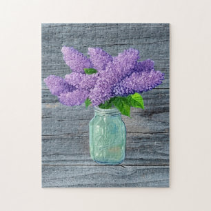 Schöne Lilacs im rustikalen Mason Jar