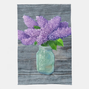 Schöne Lilacs im rustikalen Mason Jar Geschirrtuch
