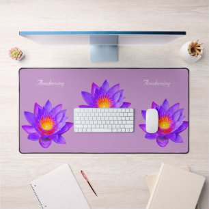 Schöne Lotus Blume über Violet Schreibtischunterlage