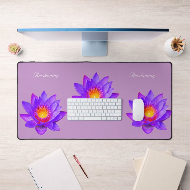 Schöne Lotus Blume über Violet Schreibtischunterlage (Büro 1)