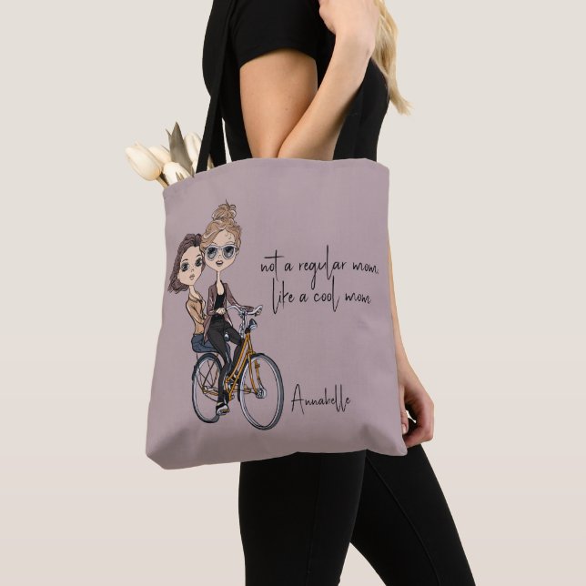 Schöne Mama/Tochter auf dem Fahrrad Zeichnend "Coo Tasche (Von Nahem)