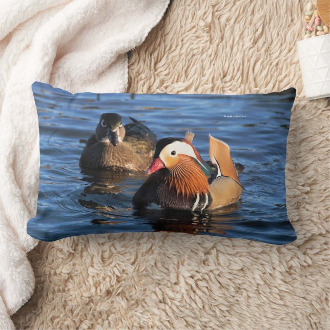 Schöne Mandarin- und Holzducken am Teich Lendenkissen (Decke)