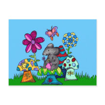 Schöne Maus unter den Pilzen