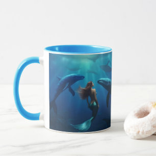 Schöne Meerjungfrau schwimmt mit Buckelwalen, Tasse