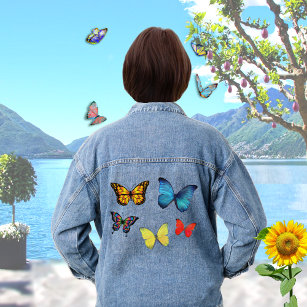 Schöne mehrfarbige Schmetterlinge auf Jeansjacke
