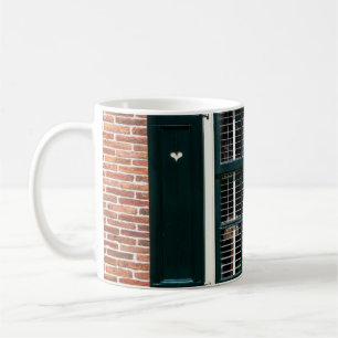 Schöne niederländische traditionelle Häuser. Ziege Kaffeetasse