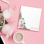 Schöne Ox-eye Daisies Pink Roses Floral Notizblock<br><div class="desc">Personalisiertes Notizblock mit dem Namen in einem rosa Drehbuch und einer Anordnung von Ochsenaugen,  Rose,  Rosebuds,  Farne und Rose-Blätter.</div>
