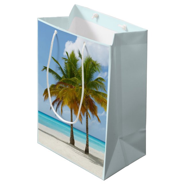 Schöne Palmen an einem tropischen Strand Mittlere Geschenktüte (Vorderseite Schrägansicht)