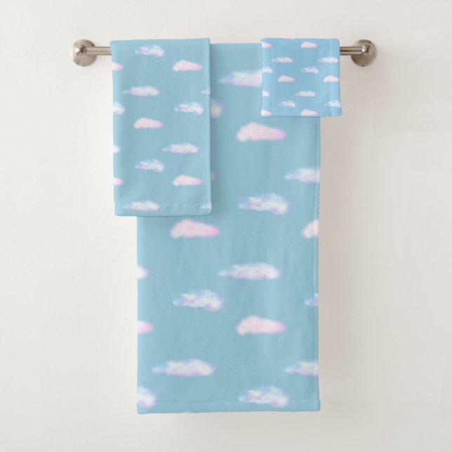 Schöne Pastelwolken auf hellblauen Badhandtuch Set (Insitu)