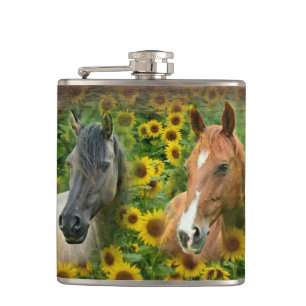 Schöne Pferde im Feld der Sonnenblumen Flachmann
