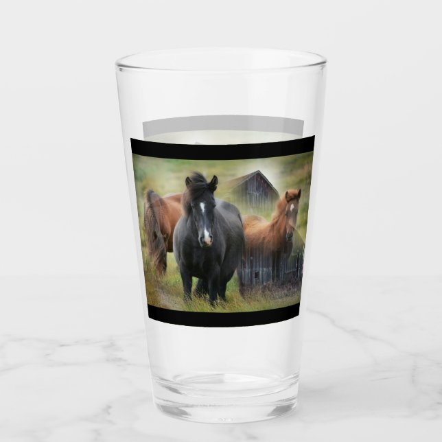 Schöne Pferde und rustikale Scheune Glas (Vorderseite)