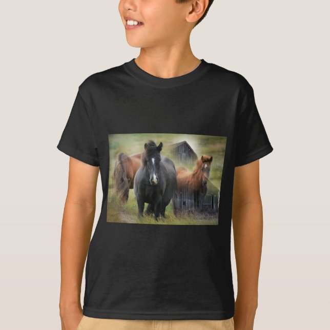 Schöne Pferde und rustikale Scheune T-Shirt (Vorderseite)