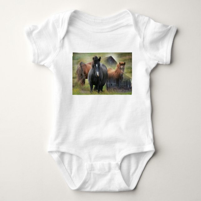Schöne Pferde und rustikaler Stall Baby Strampler (Vorderseite)