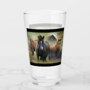 Schöne Pferde und rustikaler Stall Glas