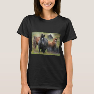 Schöne Pferde und rustikaler Stall T-Shirt