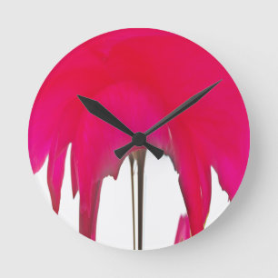 Schöne phantastische Rote Rose unter weißem Himmel Runde Wanduhr