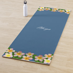 Schöne Plumeria-Blumen auf preisgekröntem Blau Yogamatte