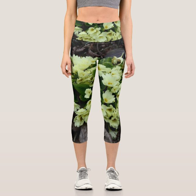 Schöne Primula vulgaris Primrosen in trockenen Blä Capri Leggings (Vorderseite)