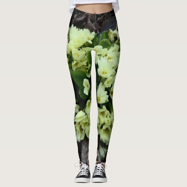 Schöne Primula vulgaris Primrosen in trockenen Blä Leggings (Vorderseite)