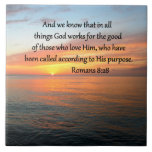 SCHÖNE RÄUME 8:28 SONNENRISE FOTO FLIESE<br><div class="desc">Teilen Sie Ihren Glauben, Hoffnung und Liebe mit diesem wunderschönen römischen 8:28-Foto-Design mit diesem inspirierend Schriftzug Vers über T-Shirts und Geschenke. "Und wir wissen, dass Gott in allem zum Wohle derjenigen arbeitet, die Ihn Liebe geben, die gemäß Seinem Zweck berufen worden sind." Diese Ehrfurcht inspirierend Römer 8:28 Design wird ein...</div>