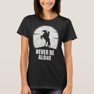 Schöne Reiterin Sagt  Sei Nie Allein Pferd T-Shirt