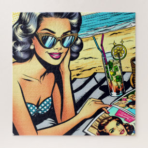 Schöne Retro-Dame am Strand mit Cocktail