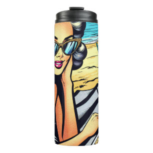 Schöne Retro Lady am Strand mit Cocktail Thermosbecher