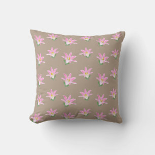 Schöne rosa Amaryllis-Blumen auf Beige Kissen