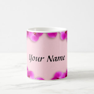 Schöne rosa Orchideen umrahmen eine leere Pastellf Kaffeetasse
